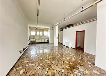 AFFITTASI NEGOZIO FRONTE STRADA IN ZONA CENTRALE A MORI – OTTIMA VISIBILITÀ