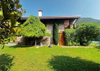 VILLA INDIPENDENTE CON PISCINA E GIARDINO PRIVATO