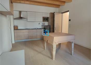 MORI AFFITTASI DUE STANZE A REFERENZIATI