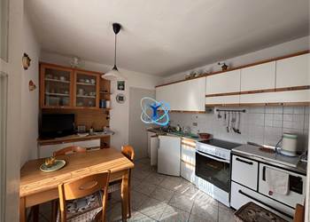 VENDESI PORZIONE DI CASA