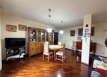 VOLANO, LUMINOSO 130 MQ CON 3 CAMERE, DOPPI SERVIZI E GARAGE