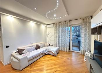 LUMINOSO APPARTAMENTO CON 3 CAMERE DA LETTO E DOPPI SERVIZI