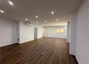 Trento – Zona Fersina | Elegante appartamento completamente ristrutturato con garage e posto auto